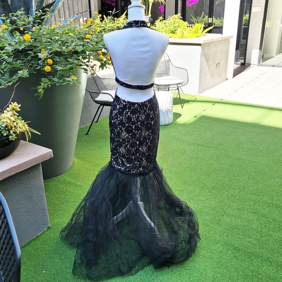 Evening Gown – Nova Luxe – Black – Halter Deep V Maxi w/ Cutouts & Tulle Hem – M - Picture 5 of 16